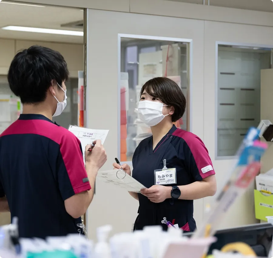 職員同士で話す様子